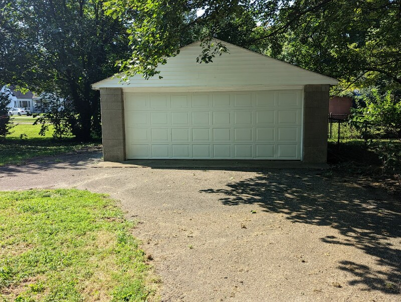 Building Photo - 1702 Nelson Ave