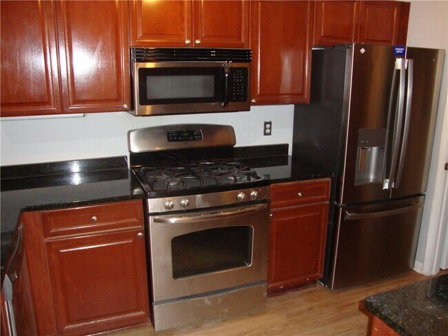 Building Photo - 220 Renaissance Pkwy NE