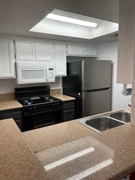 Kitchen 2, gas stove - 4201 Las Virgenes Rd