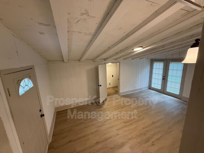 Building Photo - 3676 Lindsey Dr