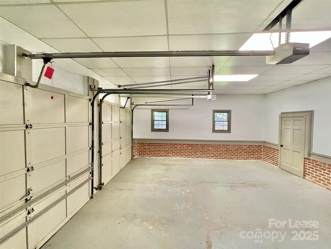 Building Photo - 911 Reverdy Ln