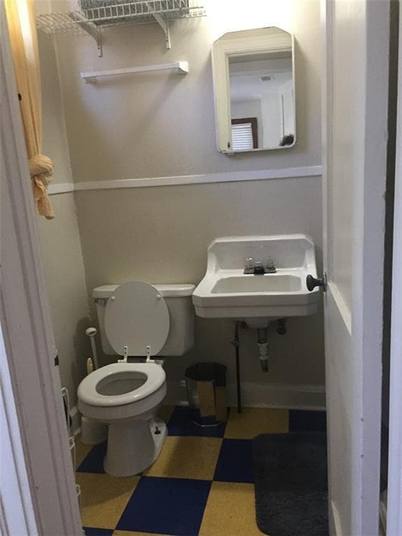 Building Photo - 906 W 22nd St