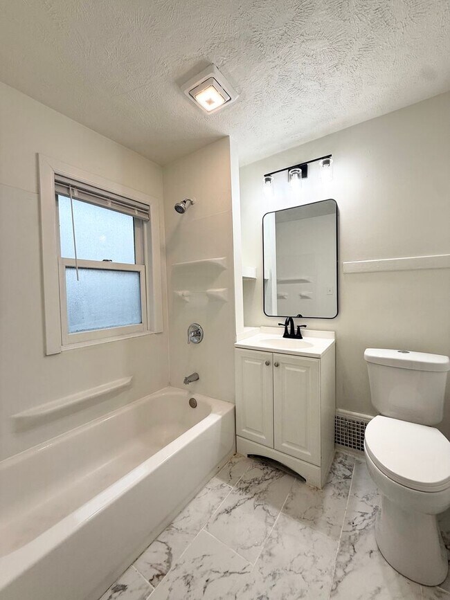 Building Photo - 303 N 38th St