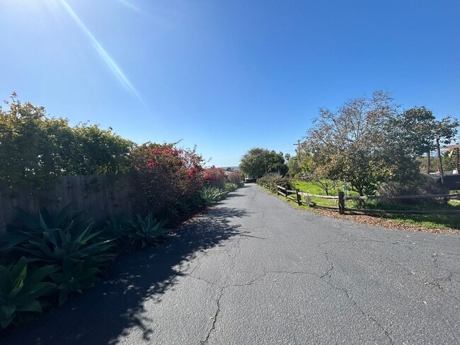 Building Photo - Cozy 2-Bedroom Duplex with Fireplace & Sunroom in Vista – Don’t Miss Out!