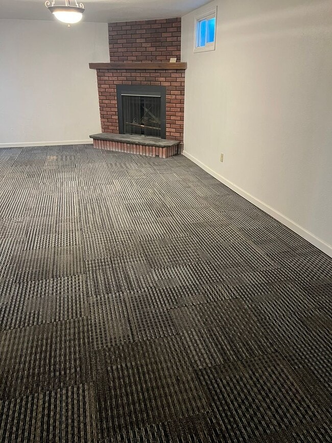 Building Photo - 5 Bedroom Home Near Mitchell High School