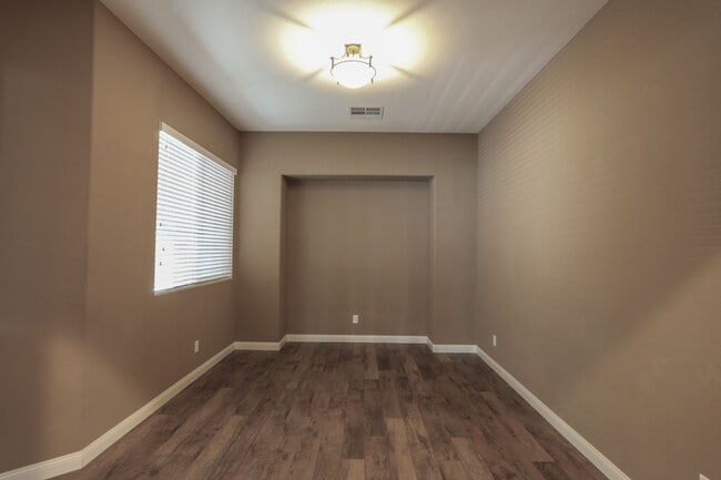 Building Photo - Fabulous Single Story 3 Bedroom Home Conve...