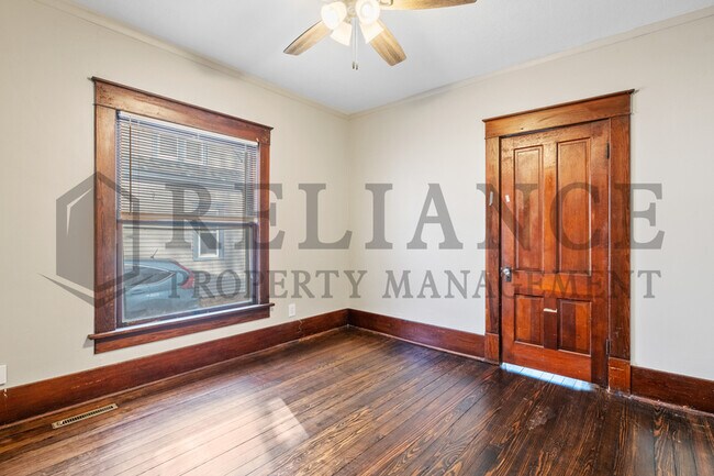 Building Photo - 221 S Glenn St