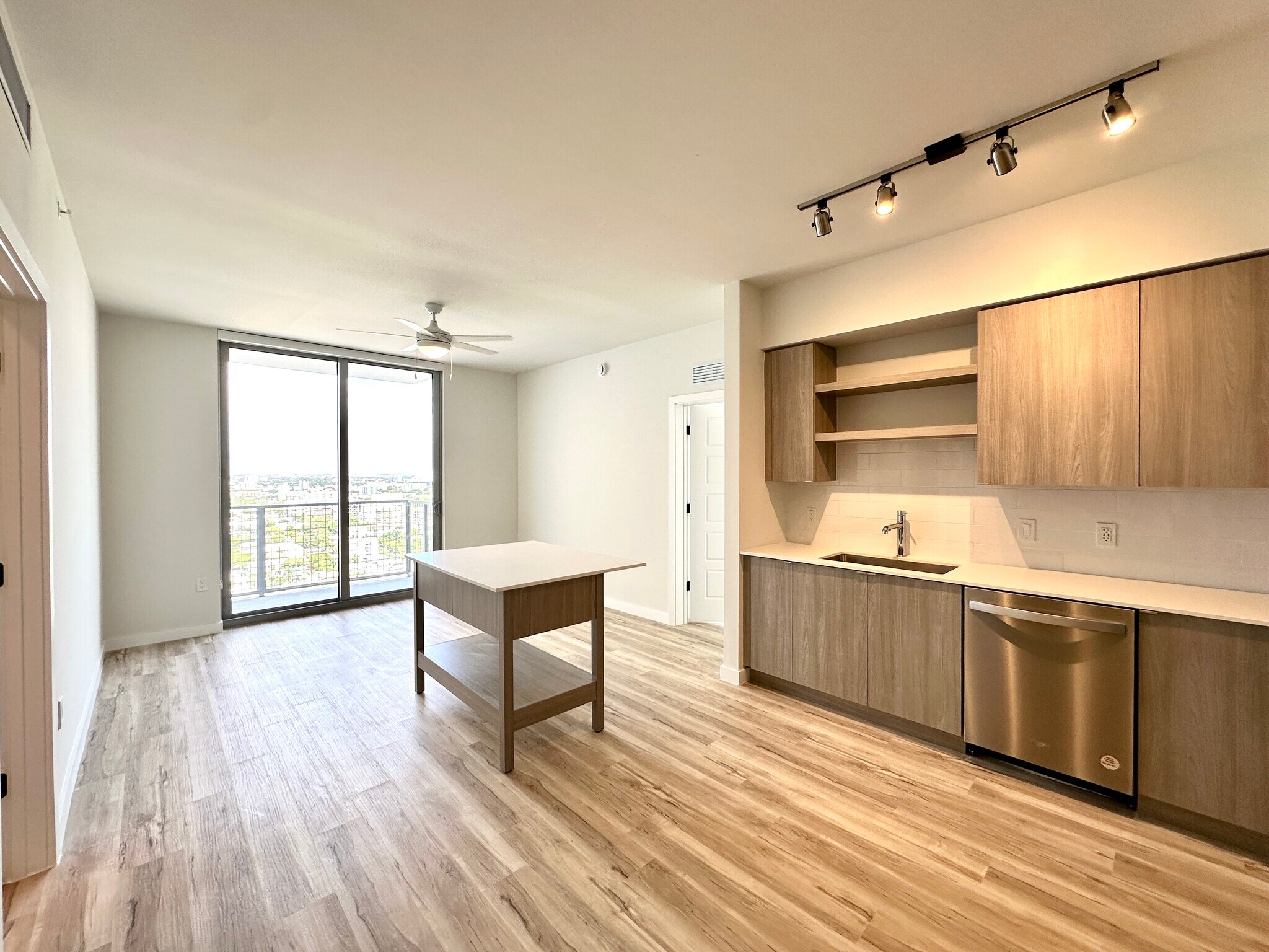 Building Photo - 512 SW 4th Ave