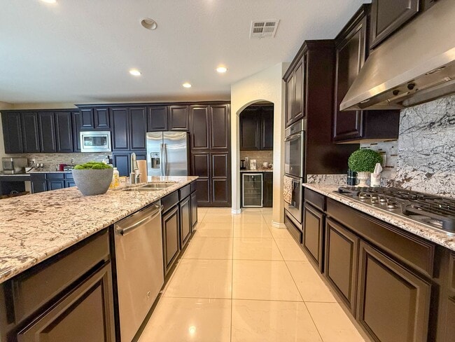 Building Photo - Luxury 6/BD 4.5/BA Large Furnished Home with Dual Primary Suites in Gated Community