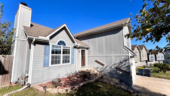 Building Photo - COMING SOON- 3bd/2bath Home North of the R...