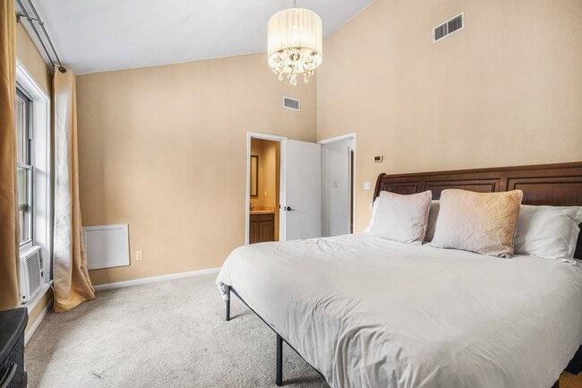 Building Photo - 9400 Doliver Dr