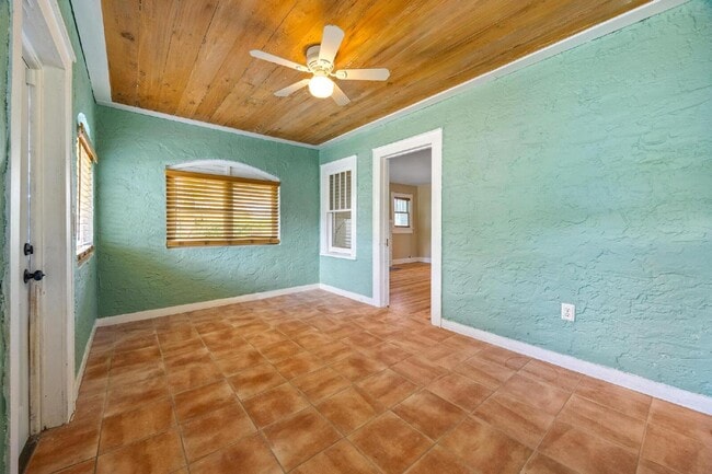 Building Photo - Charming 2-Bed With Backyard Oasis In West Palm Beach!