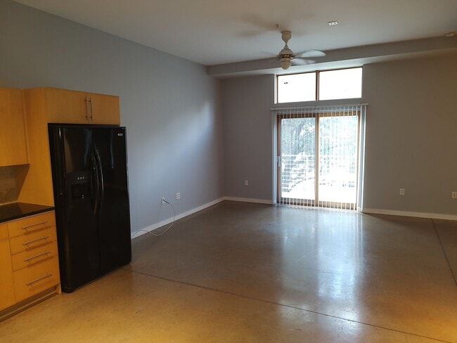 Building Photo - Cute condo on E6th in the center of everyt...