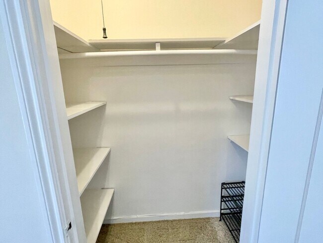 Building Photo - 1BR/1BA Remodeled Garden Unit! Charm Galor...