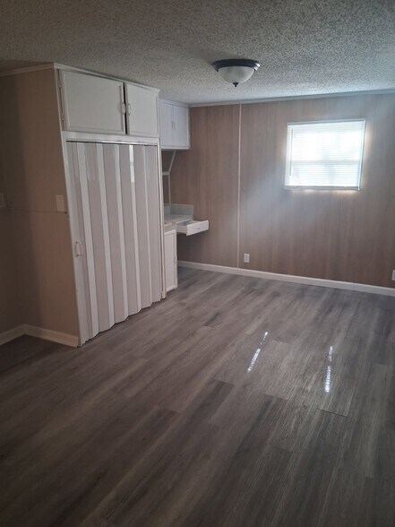 Building Photo - 1920 E 151st Ave