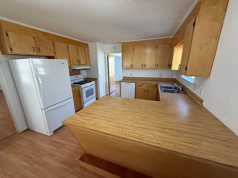 Building Photo - 1013 W Best Rd