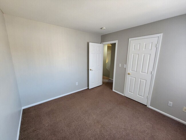 Building Photo - Gorgeous 3Bed/2.5 Bath home- located in N. Summerlin gated Community