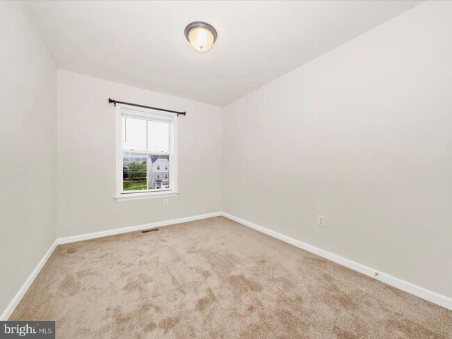 Building Photo - THREE LEVEL TOWN HOUSE IN KELLERTON