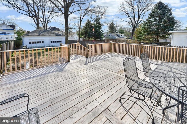 Building Photo - 128 Oak St