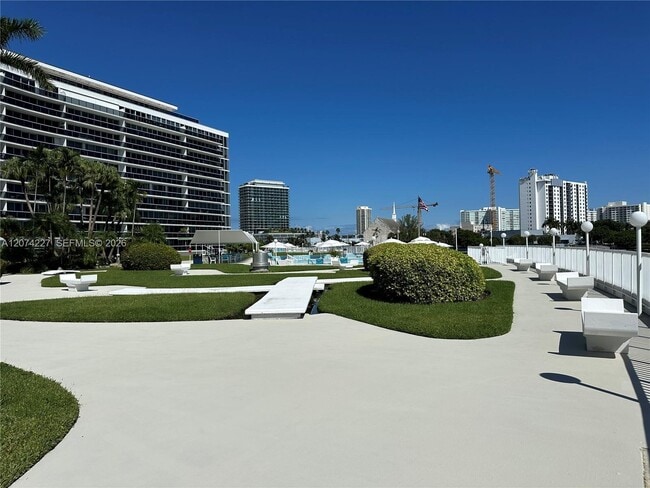 Building Photo - 900 Bay Dr