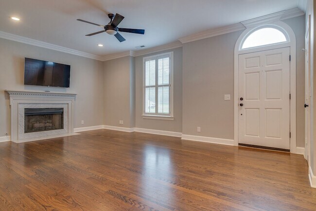 Building Photo - 2040 Graybar Ln