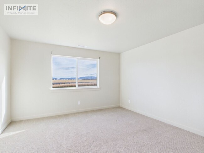 Building Photo - 3 Bedroom plus office space - Modern Comfo...