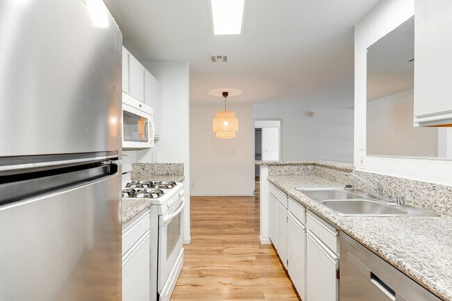 Building Photo - GUARD GATED 2 BEDROOM CONDO!
