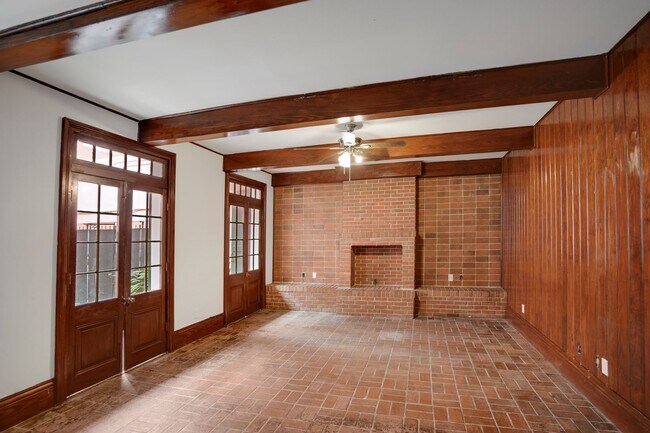 Building Photo - 401 Burgundy St