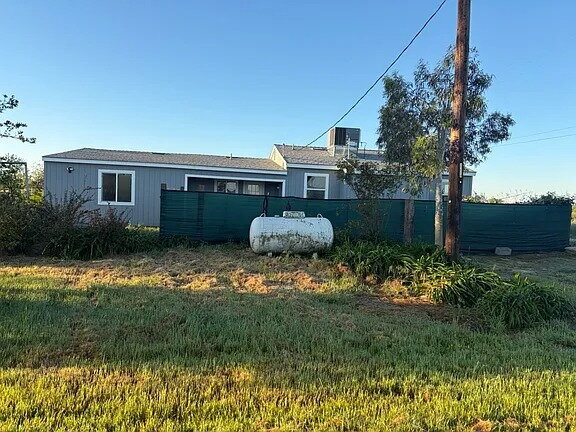 Building Photo - Recently painted and remodeled.