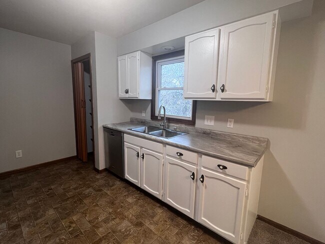 Building Photo - Three Bedroom Duplex in Rockford!