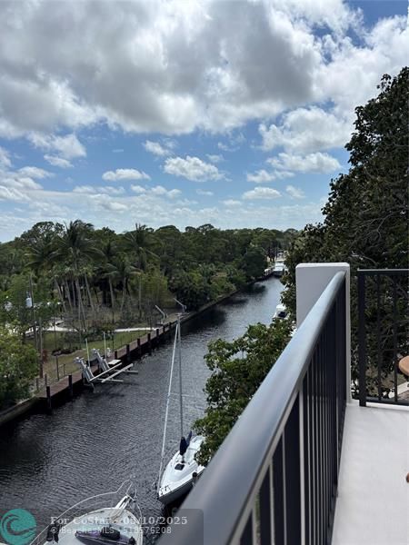 Building Photo - 900 River Reach Dr