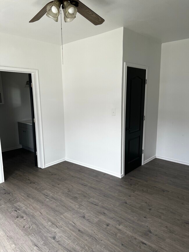 Building Photo - 522 W Alice Ave