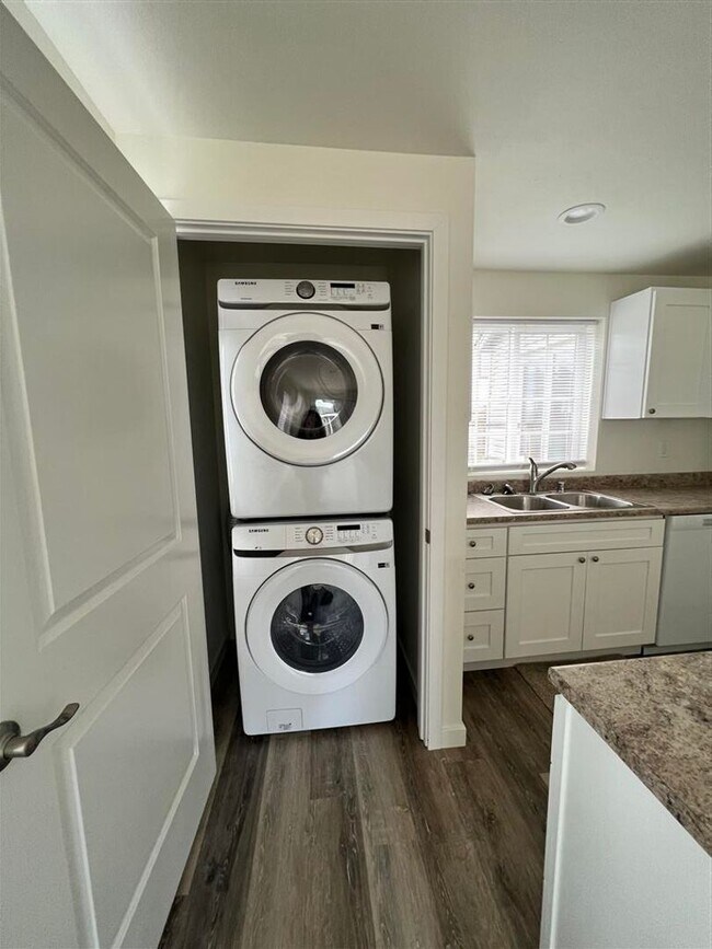 Building Photo - ThomasV