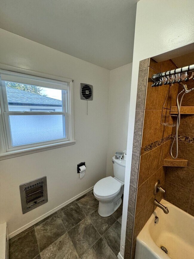 Building Photo - South Hill Cozy 3 bed 2 bath