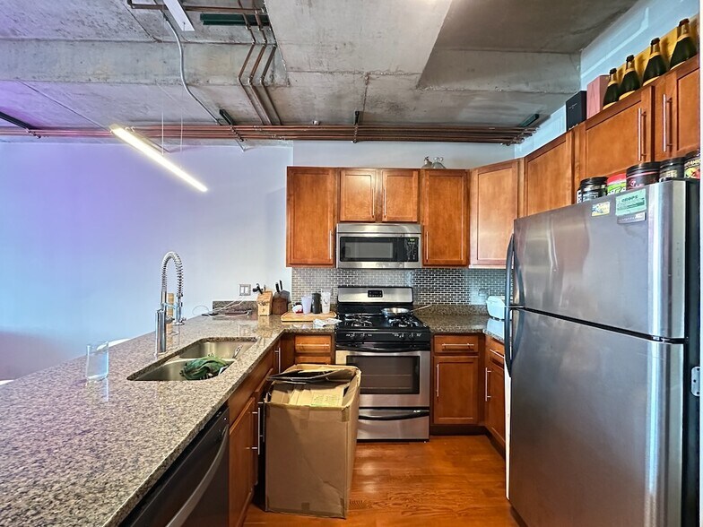 Building Photo - 1610 W Fullerton Ave