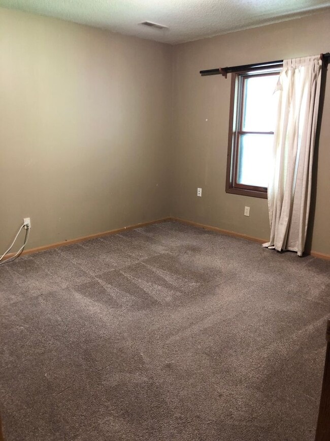 Building Photo - $3,050 |5 Bedroom 3 Bath |Fenced Backyard| Deck| Laundry| Basement