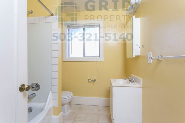 Building Photo - Charming 2 Bedroom Apartment Available in Milwaukie - Private Fenced-In Yard!