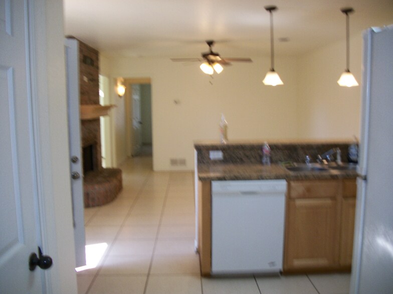 Building Photo - 715 N Pecan St