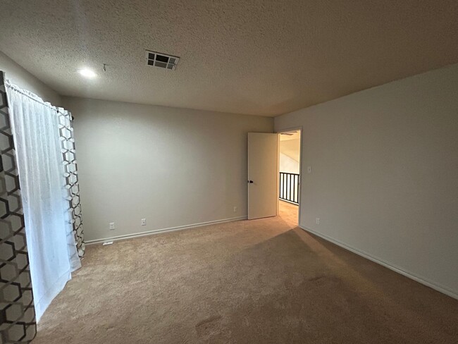 Building Photo - Gorgeous and spacious condo in a quiet and...