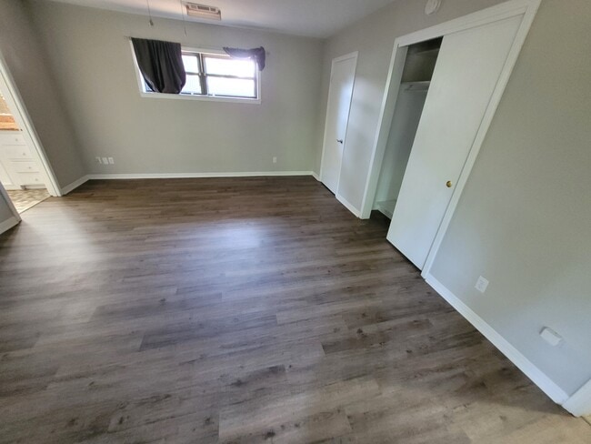 Building Photo - 151 Country Club Dr