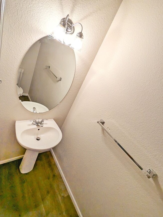 Building Photo - 2 Bedroom 2.5 Bath Townhome