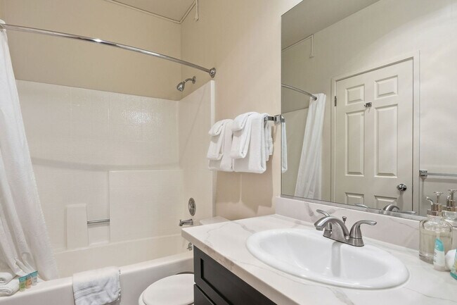 Building Photo - 2000 Post St