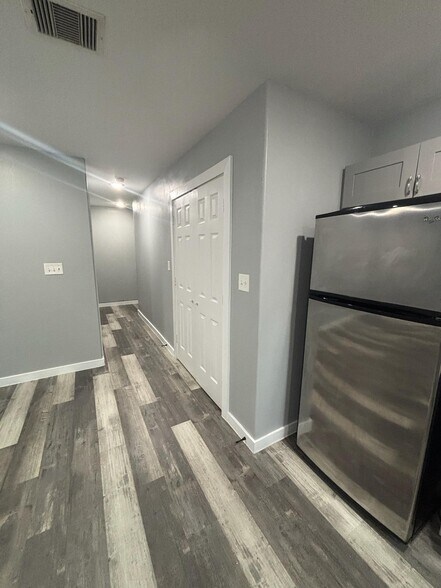 Building Photo - 8220 Crestview Dr