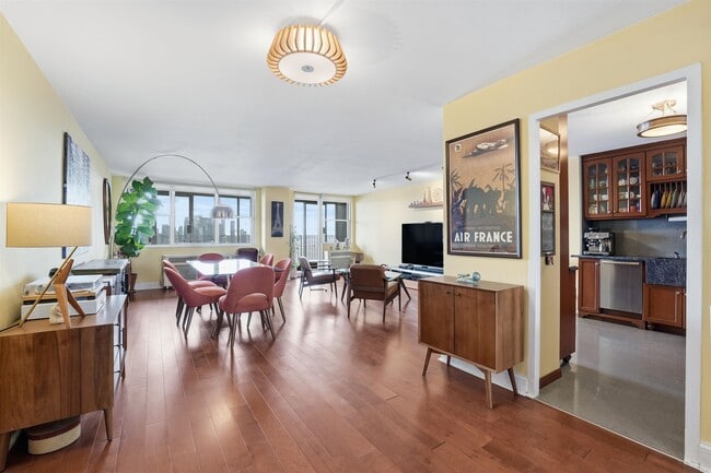 Primary Photo - 6040 JFK Blvd E