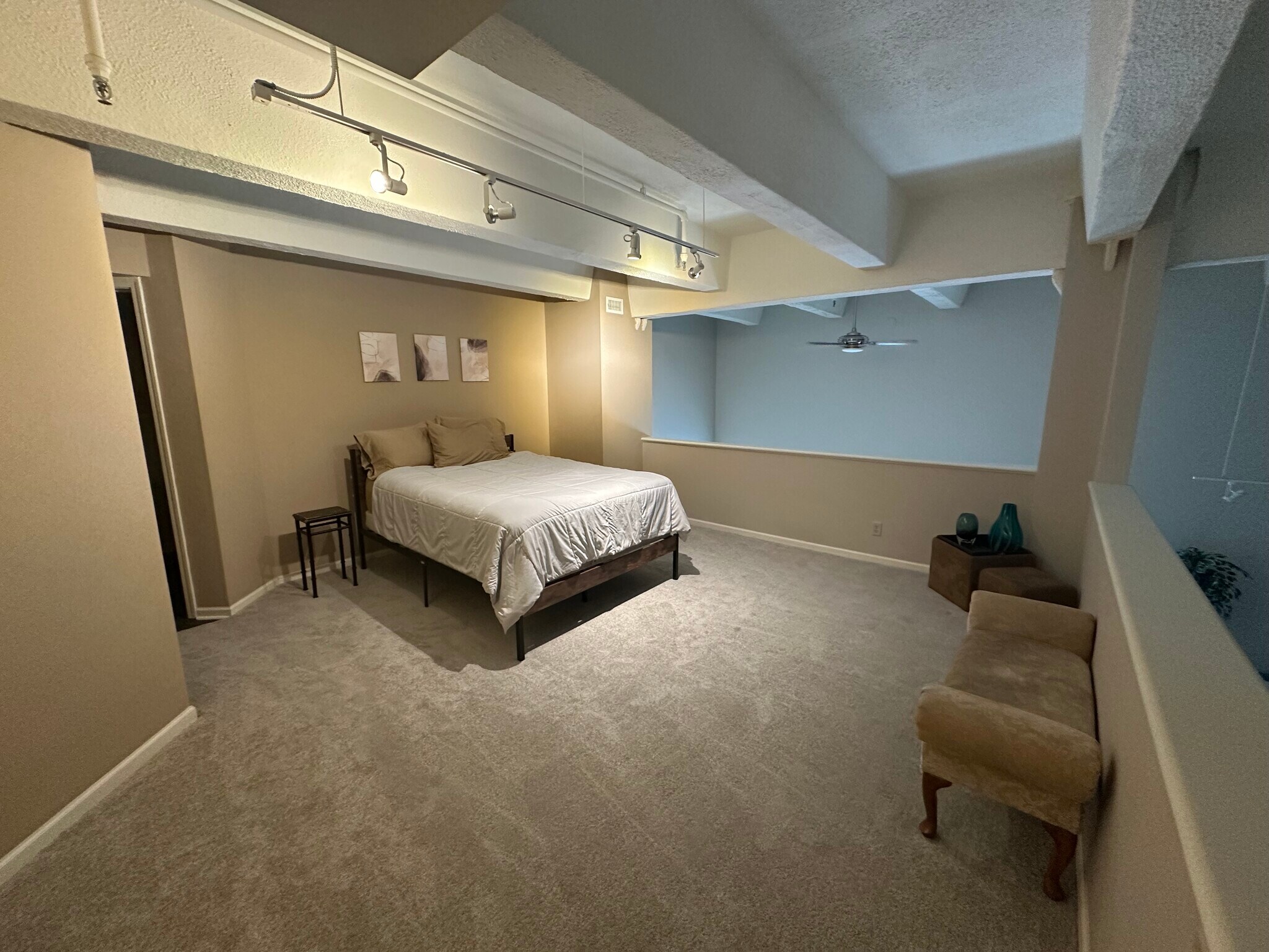 Interior bedroom - 270 E Highland Ave