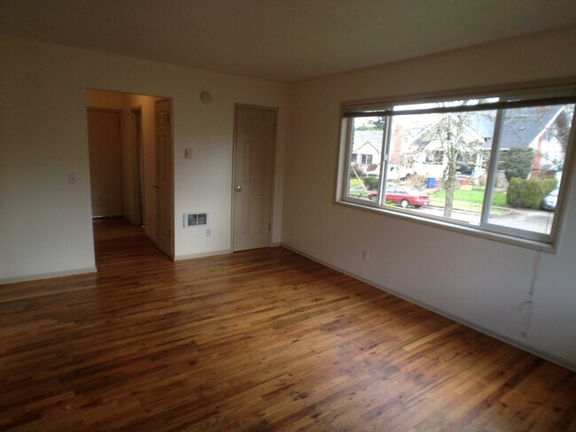Building Photo - Corner 1bed, great location, bike storage,...
