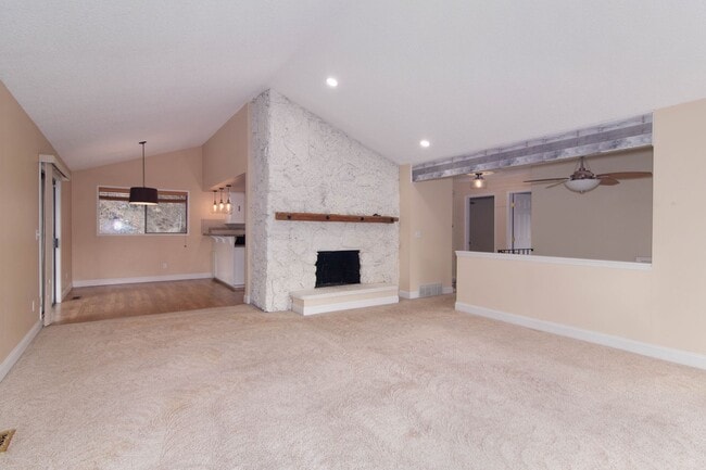 Building Photo - 4 Bed 3 Bath North Side Home nearly 2400 s...