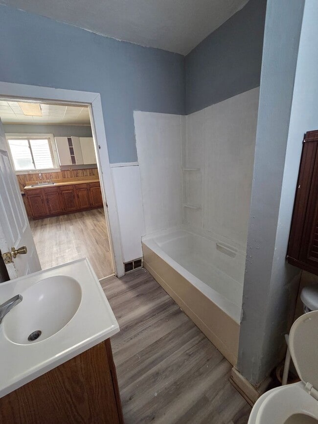 Building Photo - 612 E 14th St