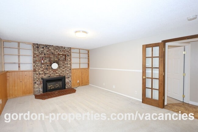 Building Photo - NE 22nd Ct - Gresham 4 bedroom split level home