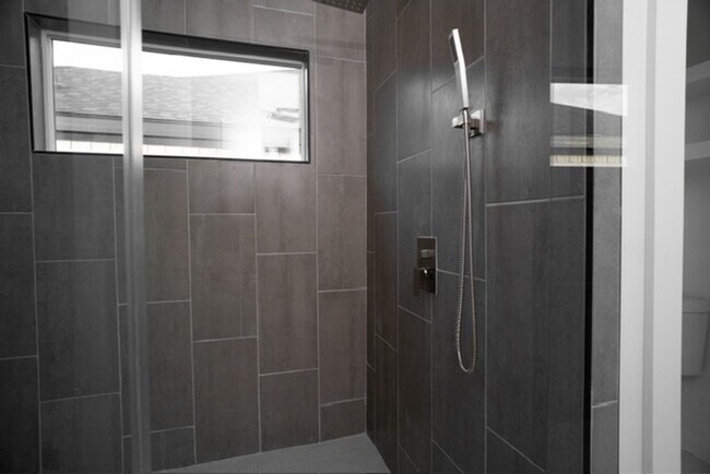 Building Photo - Spacious 4BR House in Mission